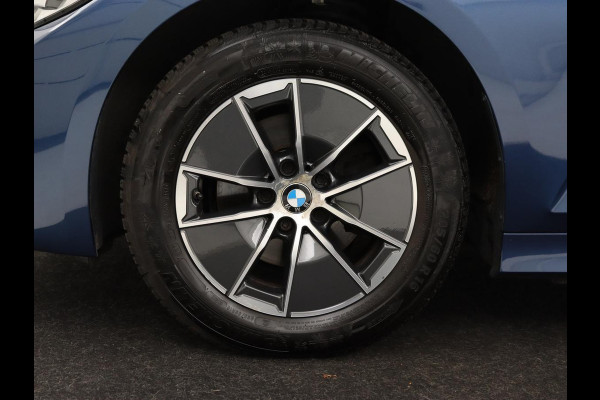 BMW 3-serie 320i Executive Edition | Sportstoelen | Carplay | Live Cockpit | Half leder | Navigatie | Full LED | Climate control | Parkeerhulp | Cruise control | Bluetooth
