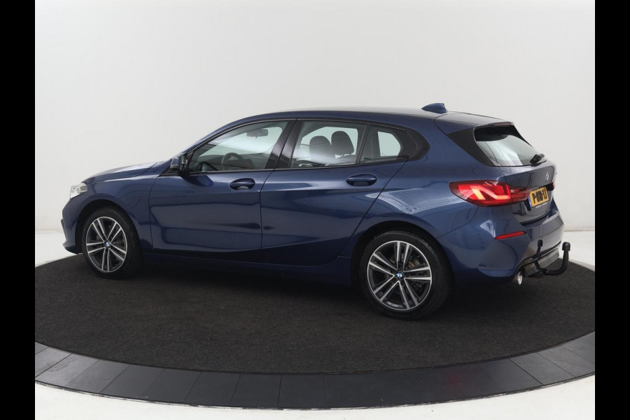 BMW 1-serie 118i Sport Line | Sportstoelen | Carplay | Half leder | Live Cockpit | Full LED | Navigatie | Sfeerverlichting | Trekhaak | Climate control | Parkeerhulp | Cruise control | DAB | Bluetooth
