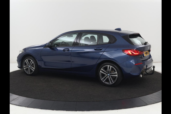 BMW 1-serie 118i Sport Line | Sportstoelen | Carplay | Half leder | Live Cockpit | Full LED | Navigatie | Sfeerverlichting | Trekhaak | Climate control | Parkeerhulp | Cruise control | DAB | Bluetooth