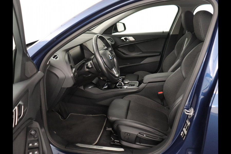 BMW 1-serie 118i Sport Line | Sportstoelen | Carplay | Half leder | Live Cockpit | Full LED | Navigatie | Sfeerverlichting | Trekhaak | Climate control | Parkeerhulp | Cruise control | DAB | Bluetooth