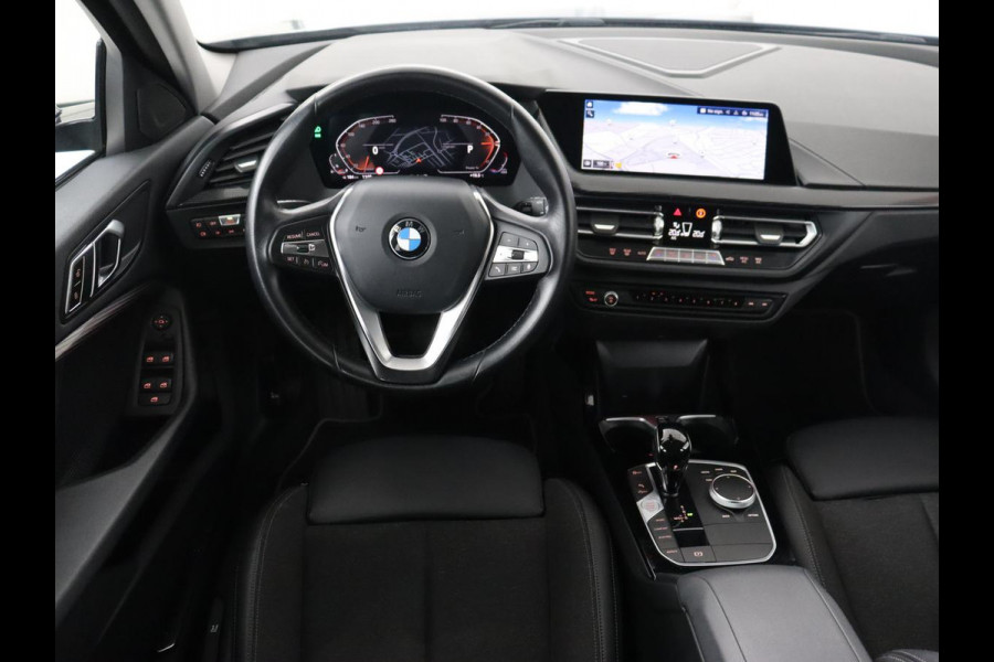 BMW 1-serie 118i Sport Line | Sportstoelen | Carplay | Half leder | Live Cockpit | Full LED | Navigatie | Sfeerverlichting | Trekhaak | Climate control | Parkeerhulp | Cruise control | DAB | Bluetooth