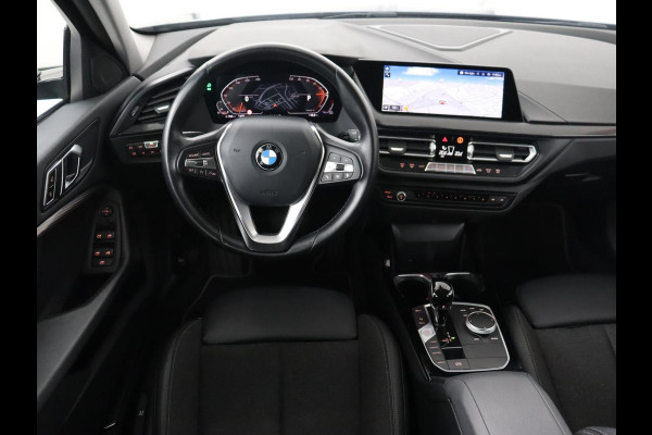 BMW 1-serie 118i Sport Line | Sportstoelen | Carplay | Half leder | Live Cockpit | Full LED | Navigatie | Sfeerverlichting | Trekhaak | Climate control | Parkeerhulp | Cruise control | DAB | Bluetooth