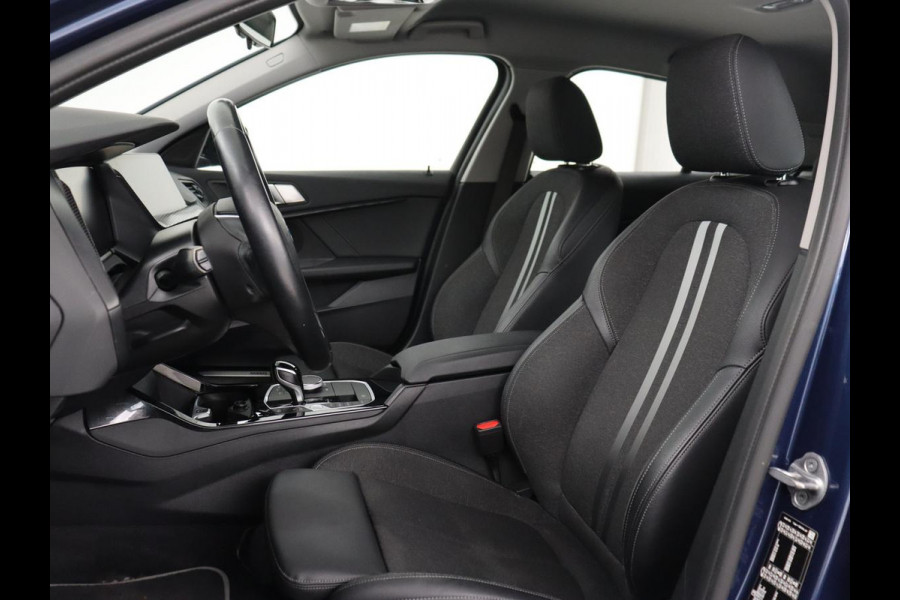 BMW 1-serie 118i Sport Line | Sportstoelen | Carplay | Half leder | Live Cockpit | Full LED | Navigatie | Sfeerverlichting | Trekhaak | Climate control | Parkeerhulp | Cruise control | DAB | Bluetooth