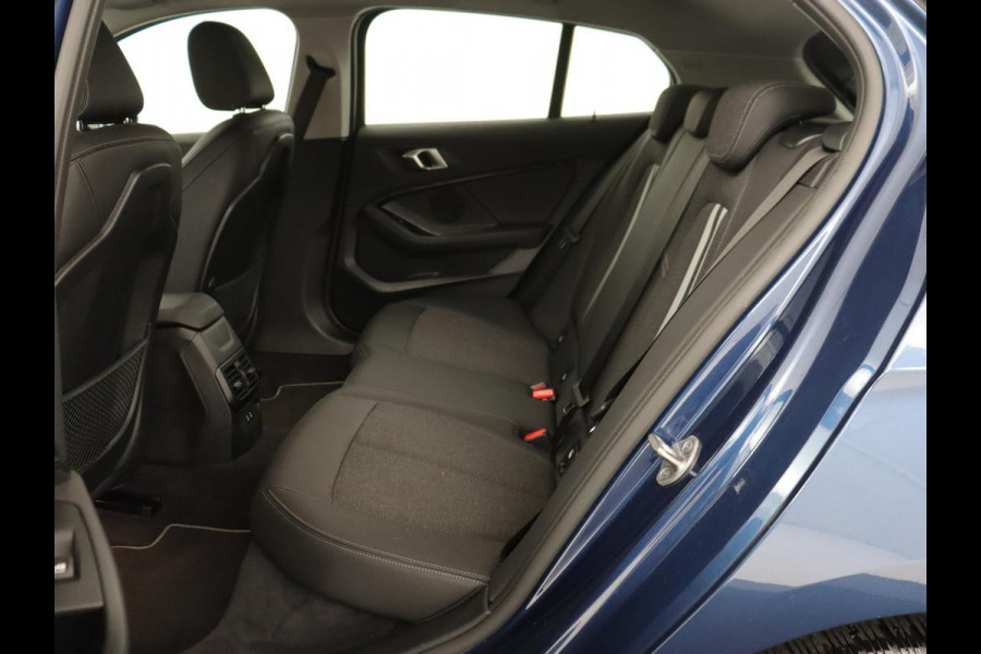 BMW 1-serie 118i Sport Line | Sportstoelen | Carplay | Half leder | Live Cockpit | Full LED | Navigatie | Sfeerverlichting | Trekhaak | Climate control | Parkeerhulp | Cruise control | DAB | Bluetooth