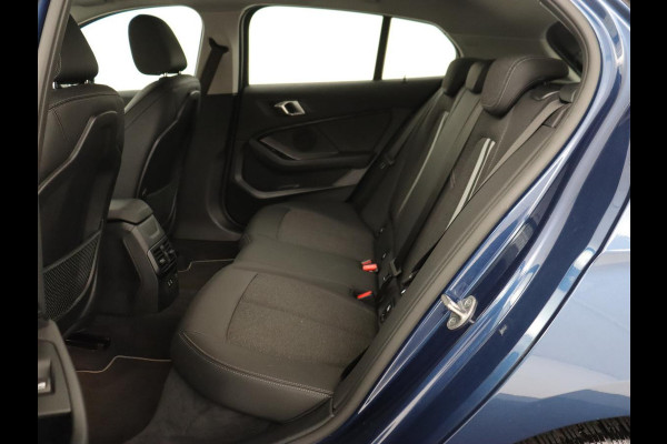 BMW 1-serie 118i Sport Line | Sportstoelen | Carplay | Half leder | Live Cockpit | Full LED | Navigatie | Sfeerverlichting | Trekhaak | Climate control | Parkeerhulp | Cruise control | DAB | Bluetooth