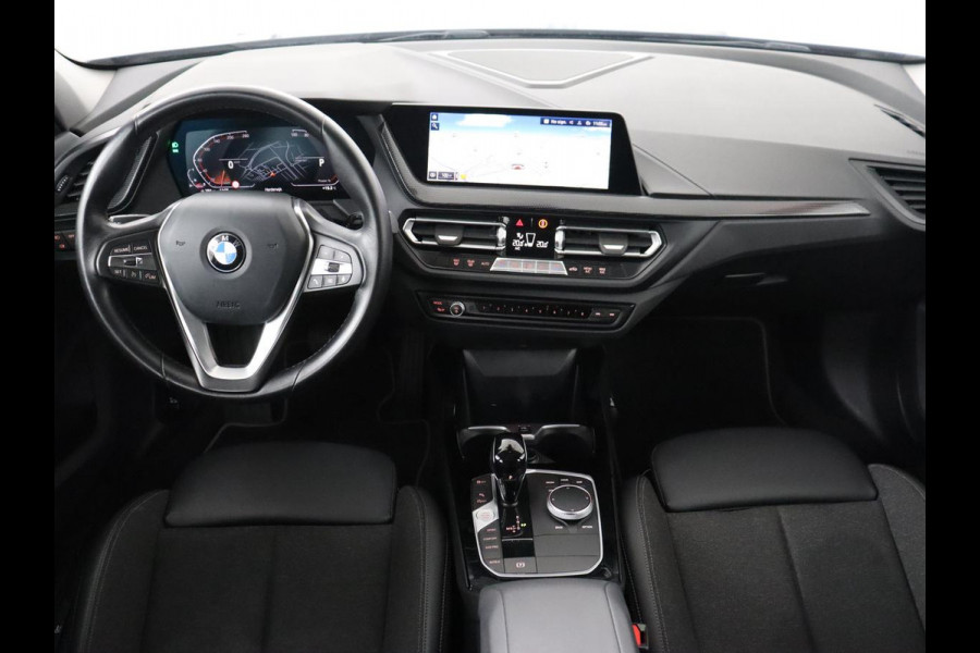 BMW 1-serie 118i Sport Line | Sportstoelen | Carplay | Half leder | Live Cockpit | Full LED | Navigatie | Sfeerverlichting | Trekhaak | Climate control | Parkeerhulp | Cruise control | DAB | Bluetooth