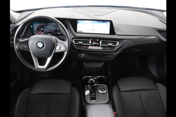 BMW 1-serie 118i Sport Line | Sportstoelen | Carplay | Half leder | Live Cockpit | Full LED | Navigatie | Sfeerverlichting | Trekhaak | Climate control | Parkeerhulp | Cruise control | DAB | Bluetooth