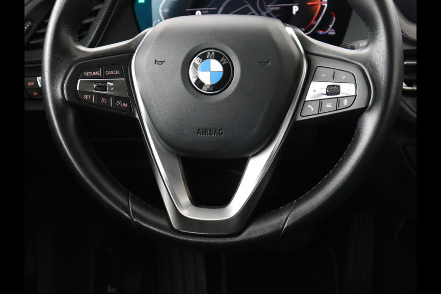 BMW 1-serie 118i Sport Line | Sportstoelen | Carplay | Half leder | Live Cockpit | Full LED | Navigatie | Sfeerverlichting | Trekhaak | Climate control | Parkeerhulp | Cruise control | DAB | Bluetooth