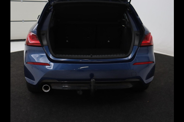 BMW 1-serie 118i Sport Line | Sportstoelen | Carplay | Half leder | Live Cockpit | Full LED | Navigatie | Sfeerverlichting | Trekhaak | Climate control | Parkeerhulp | Cruise control | DAB | Bluetooth