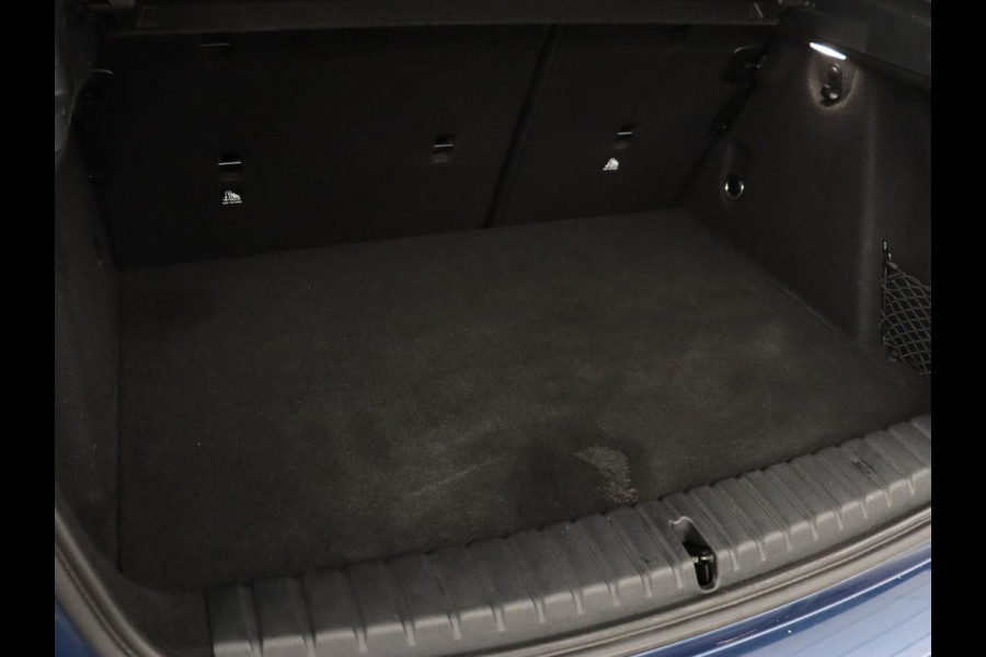 BMW 1-serie 118i Sport Line | Sportstoelen | Carplay | Half leder | Live Cockpit | Full LED | Navigatie | Sfeerverlichting | Trekhaak | Climate control | Parkeerhulp | Cruise control | DAB | Bluetooth