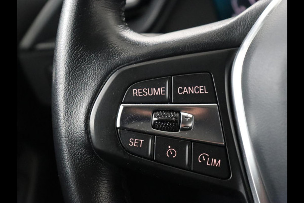 BMW 1-serie 118i Sport Line | Sportstoelen | Carplay | Half leder | Live Cockpit | Full LED | Navigatie | Sfeerverlichting | Trekhaak | Climate control | Parkeerhulp | Cruise control | DAB | Bluetooth