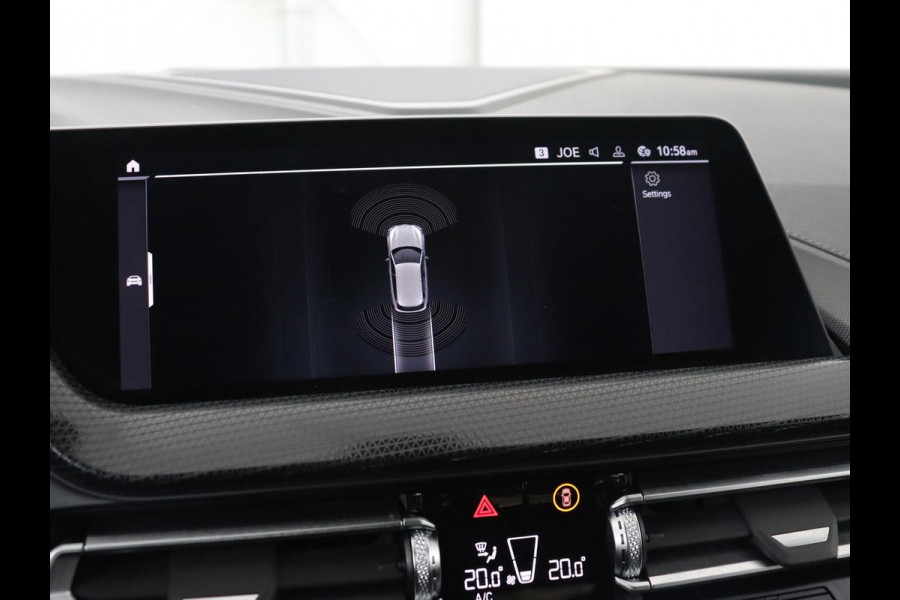 BMW 1-serie 118i Sport Line | Sportstoelen | Carplay | Half leder | Live Cockpit | Full LED | Navigatie | Sfeerverlichting | Trekhaak | Climate control | Parkeerhulp | Cruise control | DAB | Bluetooth