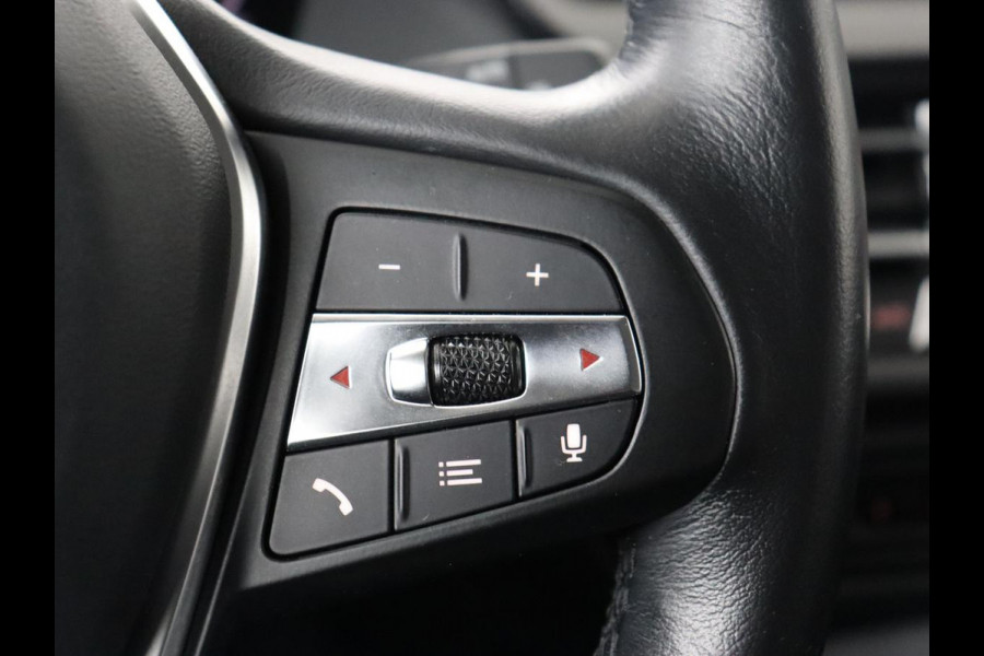 BMW 1-serie 118i Sport Line | Sportstoelen | Carplay | Half leder | Live Cockpit | Full LED | Navigatie | Sfeerverlichting | Trekhaak | Climate control | Parkeerhulp | Cruise control | DAB | Bluetooth