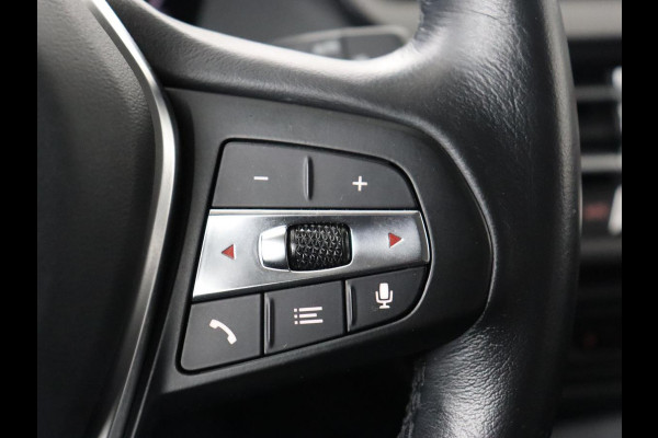 BMW 1-serie 118i Sport Line | Sportstoelen | Carplay | Half leder | Live Cockpit | Full LED | Navigatie | Sfeerverlichting | Trekhaak | Climate control | Parkeerhulp | Cruise control | DAB | Bluetooth