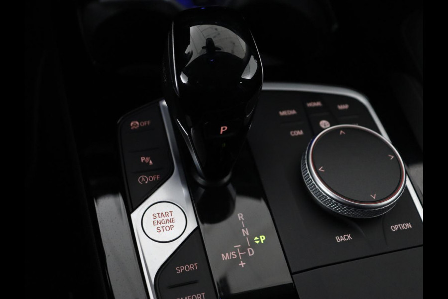 BMW 1-serie 118i Sport Line | Sportstoelen | Carplay | Half leder | Live Cockpit | Full LED | Navigatie | Sfeerverlichting | Trekhaak | Climate control | Parkeerhulp | Cruise control | DAB | Bluetooth