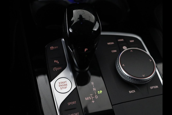 BMW 1-serie 118i Sport Line | Sportstoelen | Carplay | Half leder | Live Cockpit | Full LED | Navigatie | Sfeerverlichting | Trekhaak | Climate control | Parkeerhulp | Cruise control | DAB | Bluetooth