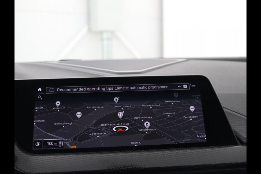 BMW 1-serie 118i Sport Line | Sportstoelen | Carplay | Half leder | Live Cockpit | Full LED | Navigatie | Sfeerverlichting | Trekhaak | Climate control | Parkeerhulp | Cruise control | DAB | Bluetooth