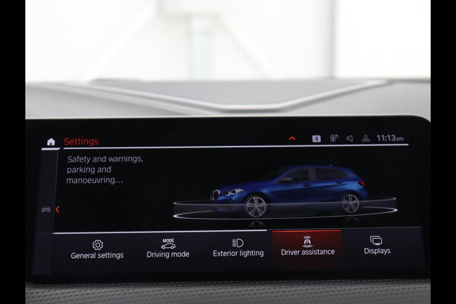 BMW 1-serie 118i Sport Line | Sportstoelen | Carplay | Half leder | Live Cockpit | Full LED | Navigatie | Sfeerverlichting | Trekhaak | Climate control | Parkeerhulp | Cruise control | DAB | Bluetooth