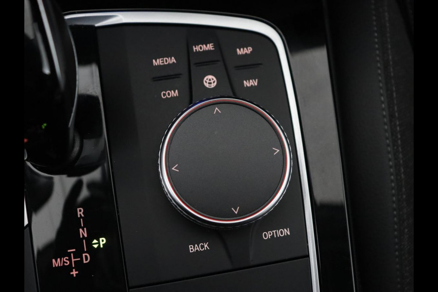 BMW 1-serie 118i Sport Line | Sportstoelen | Carplay | Half leder | Live Cockpit | Full LED | Navigatie | Sfeerverlichting | Trekhaak | Climate control | Parkeerhulp | Cruise control | DAB | Bluetooth