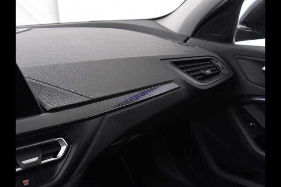 BMW 1-serie 118i Sport Line | Sportstoelen | Carplay | Half leder | Live Cockpit | Full LED | Navigatie | Sfeerverlichting | Trekhaak | Climate control | Parkeerhulp | Cruise control | DAB | Bluetooth