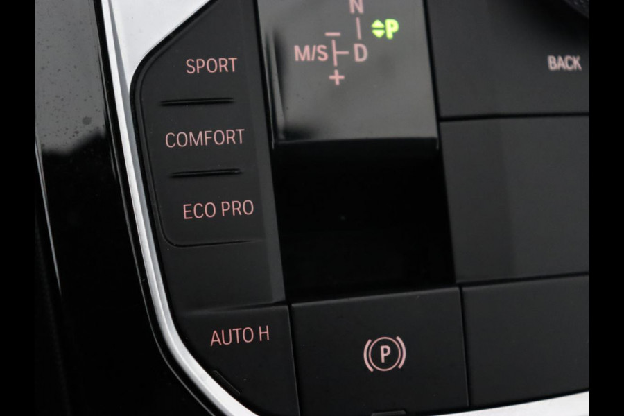 BMW 1-serie 118i Sport Line | Sportstoelen | Carplay | Half leder | Live Cockpit | Full LED | Navigatie | Sfeerverlichting | Trekhaak | Climate control | Parkeerhulp | Cruise control | DAB | Bluetooth