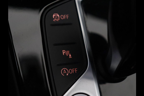 BMW 1-serie 118i Sport Line | Sportstoelen | Carplay | Half leder | Live Cockpit | Full LED | Navigatie | Sfeerverlichting | Trekhaak | Climate control | Parkeerhulp | Cruise control | DAB | Bluetooth