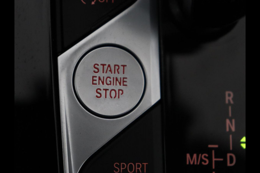 BMW 1-serie 118i Sport Line | Sportstoelen | Carplay | Half leder | Live Cockpit | Full LED | Navigatie | Sfeerverlichting | Trekhaak | Climate control | Parkeerhulp | Cruise control | DAB | Bluetooth