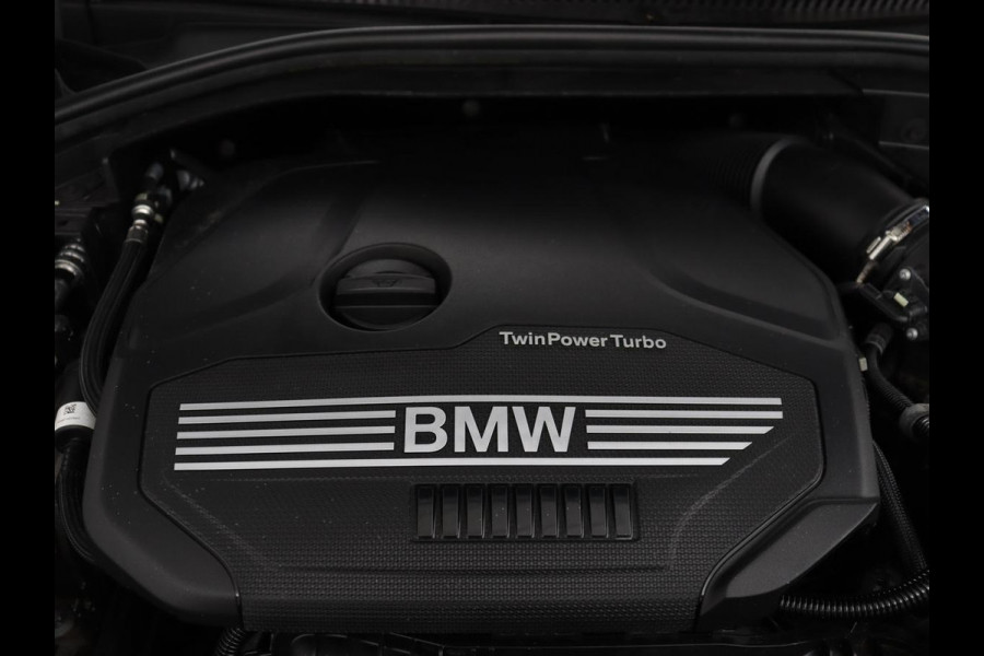 BMW 1-serie 118i Sport Line | Sportstoelen | Carplay | Half leder | Live Cockpit | Full LED | Navigatie | Sfeerverlichting | Trekhaak | Climate control | Parkeerhulp | Cruise control | DAB | Bluetooth