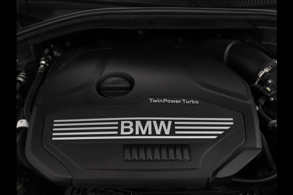 BMW 1-serie 118i Sport Line | Sportstoelen | Carplay | Half leder | Live Cockpit | Full LED | Navigatie | Sfeerverlichting | Trekhaak | Climate control | Parkeerhulp | Cruise control | DAB | Bluetooth