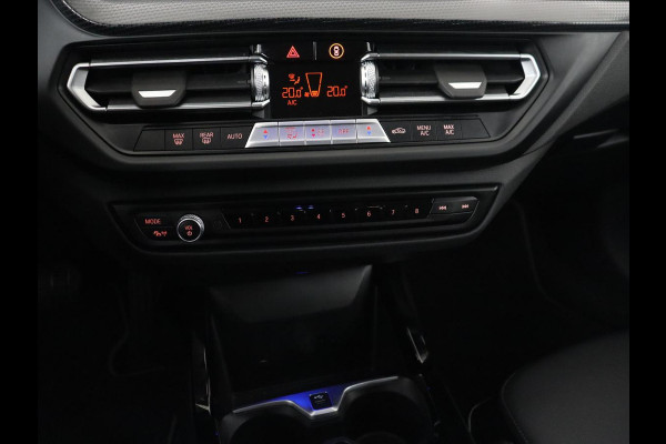 BMW 1-serie 118i Sport Line | Sportstoelen | Carplay | Half leder | Live Cockpit | Full LED | Navigatie | Sfeerverlichting | Trekhaak | Climate control | Parkeerhulp | Cruise control | DAB | Bluetooth