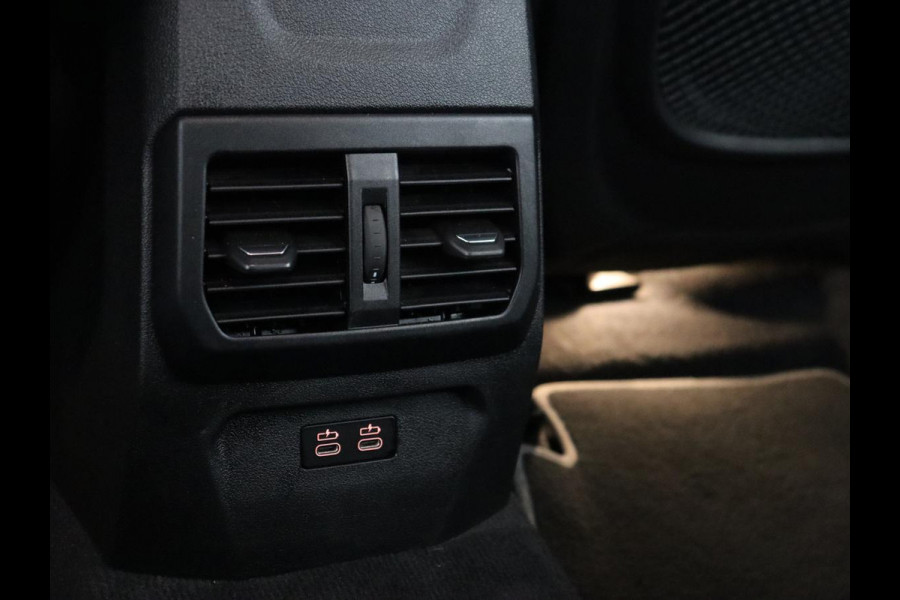 BMW 1-serie 118i Sport Line | Sportstoelen | Carplay | Half leder | Live Cockpit | Full LED | Navigatie | Sfeerverlichting | Trekhaak | Climate control | Parkeerhulp | Cruise control | DAB | Bluetooth