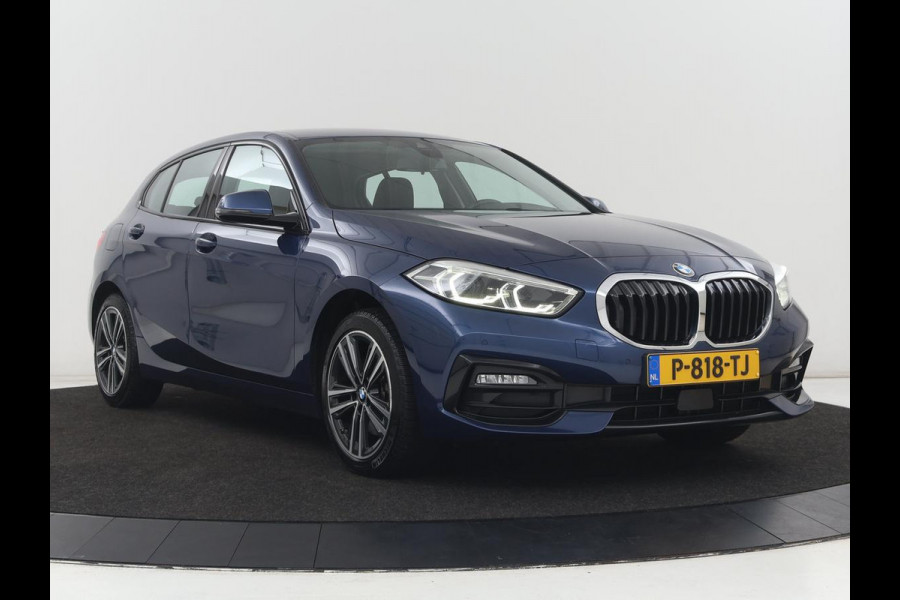 BMW 1-serie 118i Sport Line | Sportstoelen | Carplay | Half leder | Live Cockpit | Full LED | Navigatie | Sfeerverlichting | Trekhaak | Climate control | Parkeerhulp | Cruise control | DAB | Bluetooth