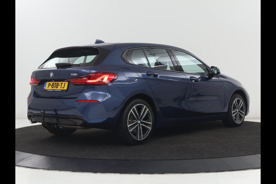 BMW 1-serie 118i Sport Line | Sportstoelen | Carplay | Half leder | Live Cockpit | Full LED | Navigatie | Sfeerverlichting | Trekhaak | Climate control | Parkeerhulp | Cruise control | DAB | Bluetooth