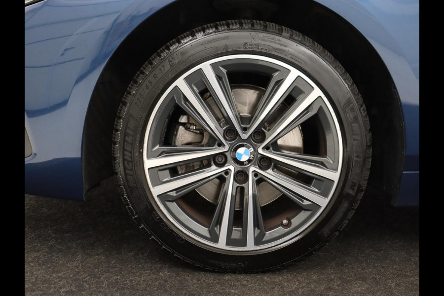 BMW 1-serie 118i Sport Line | Sportstoelen | Carplay | Half leder | Live Cockpit | Full LED | Navigatie | Sfeerverlichting | Trekhaak | Climate control | Parkeerhulp | Cruise control | DAB | Bluetooth