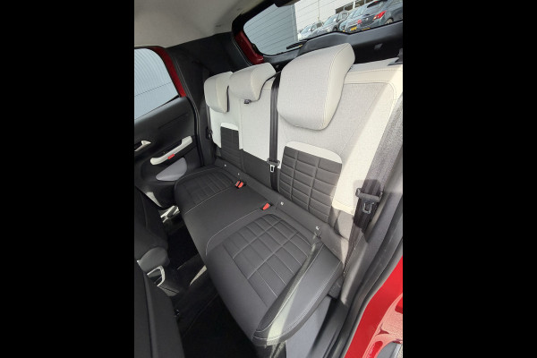 Citroën C3 100pk Max (Camera - LED - Automatische Airco - Navigatie - Parkeersensoren - Draadloos laden - Apple Carplay)