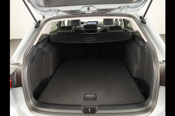 Volkswagen Golf variant Life Business 1.5 TSI 85 kW / 116 pk Variant 6 ver | Navigatie | Stoelverwarming | Carplay & Android auto | Parkeersensoren | Ergo stoelen |