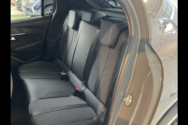 Peugeot 208 1.2 Hybrid 110 e-DCS6 GT Vision en navigation pack, Drive assist plus pack, Gris Selenium metaallak.