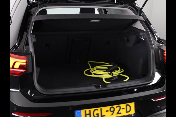 Volkswagen Golf 1.5 eHybrid Life Edition | Achteruitrijcamera | Navigatie | Carplay & Android Auto |