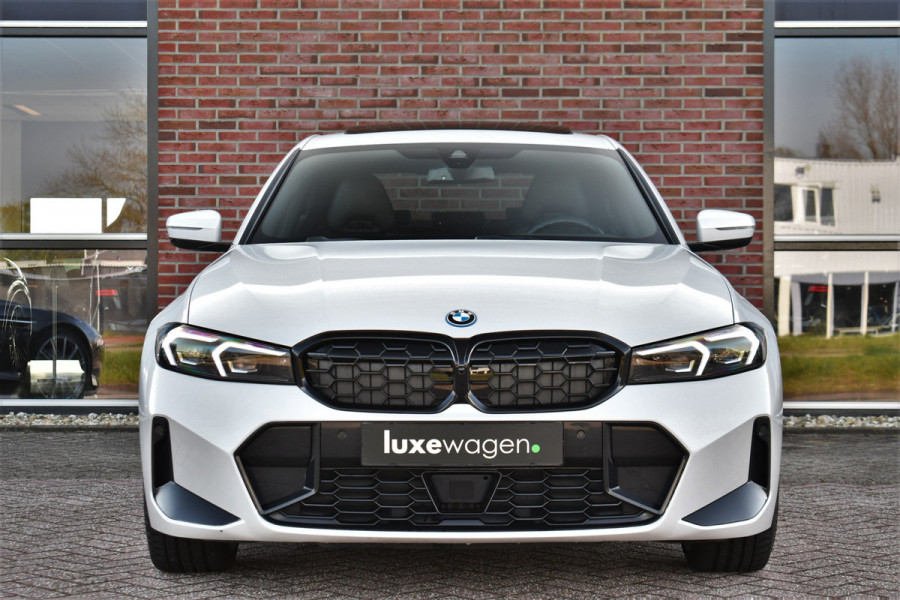 BMW 3-serie 330e xDrive M-Sport Pro Pano M-zetels ACC HUD 19inch El-klep