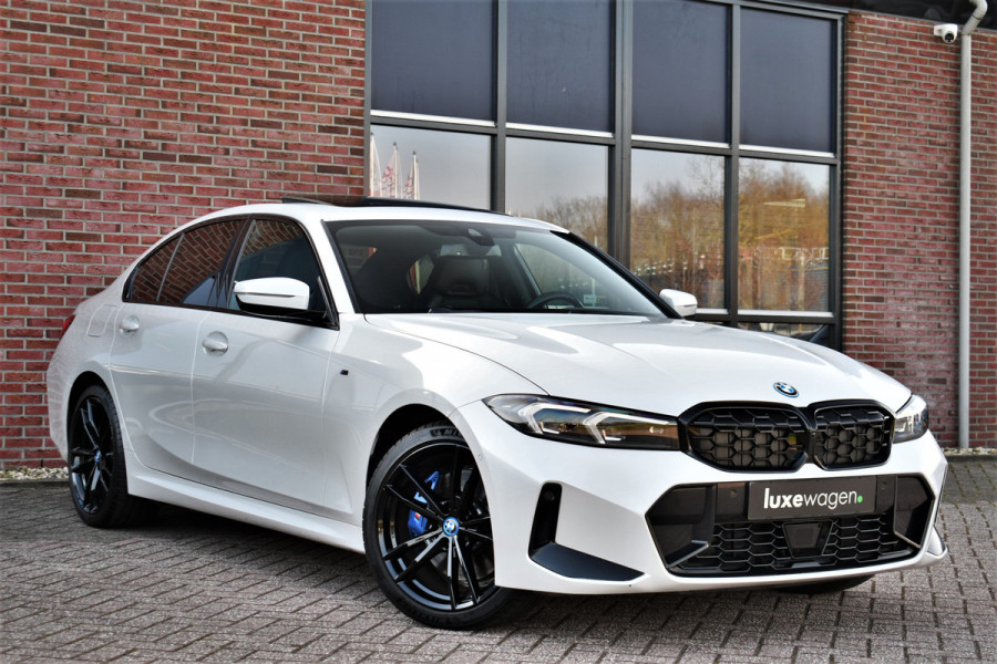 BMW 3-serie 330e xDrive M-Sport Pro Pano M-zetels ACC HUD 19inch El-klep