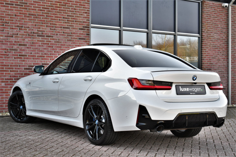 BMW 3-serie 330e xDrive M-Sport Pro Pano M-zetels ACC HUD 19inch El-klep