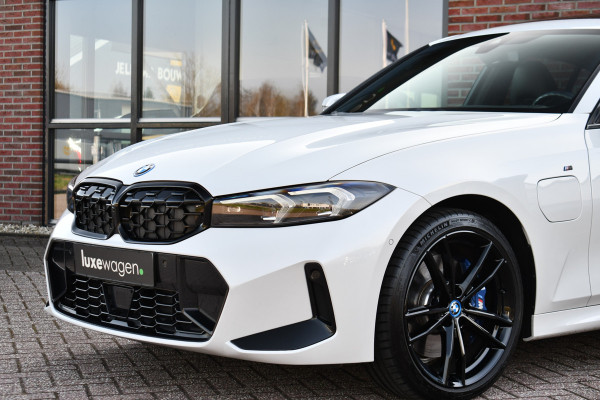 BMW 3-serie 330e xDrive M-Sport Pro Pano M-zetels ACC HUD 19inch El-klep
