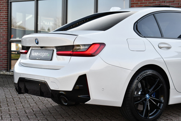 BMW 3-serie 330e xDrive M-Sport Pro Pano M-zetels ACC HUD 19inch El-klep