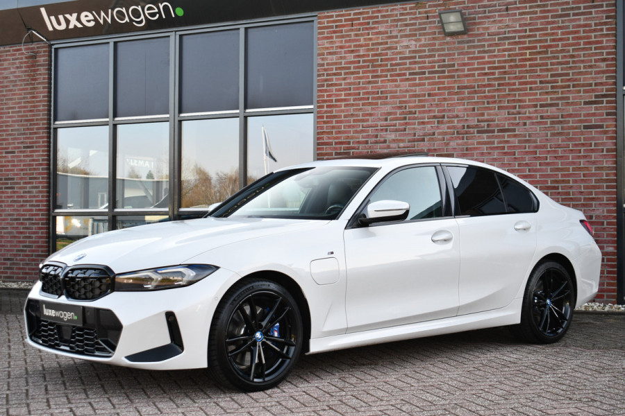 BMW 3-serie 330e xDrive M-Sport Pro Pano M-zetels ACC HUD 19inch El-klep