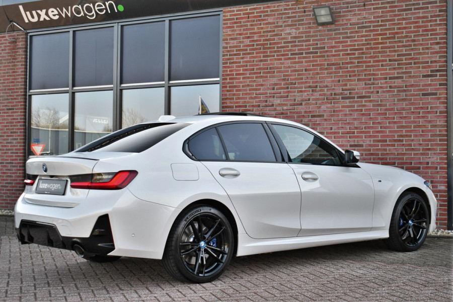 BMW 3-serie 330e xDrive M-Sport Pro Pano M-zetels ACC HUD 19inch El-klep
