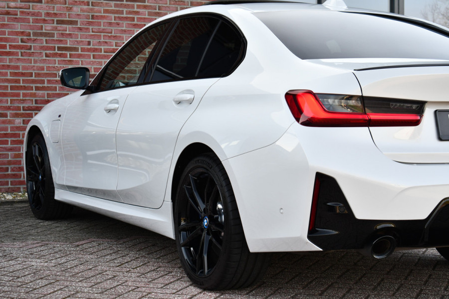 BMW 3-serie 330e xDrive M-Sport Pro Pano M-zetels ACC HUD 19inch El-klep