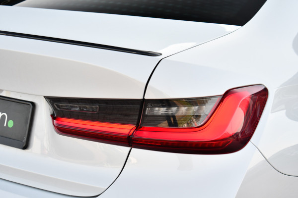 BMW 3-serie 330e xDrive M-Sport Pro Pano M-zetels ACC HUD 19inch El-klep