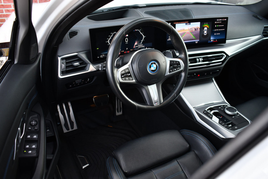BMW 3-serie 330e xDrive M-Sport Pro Pano M-zetels ACC HUD 19inch El-klep