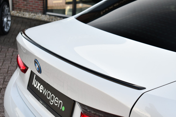 BMW 3-serie 330e xDrive M-Sport Pro Pano M-zetels ACC HUD 19inch El-klep