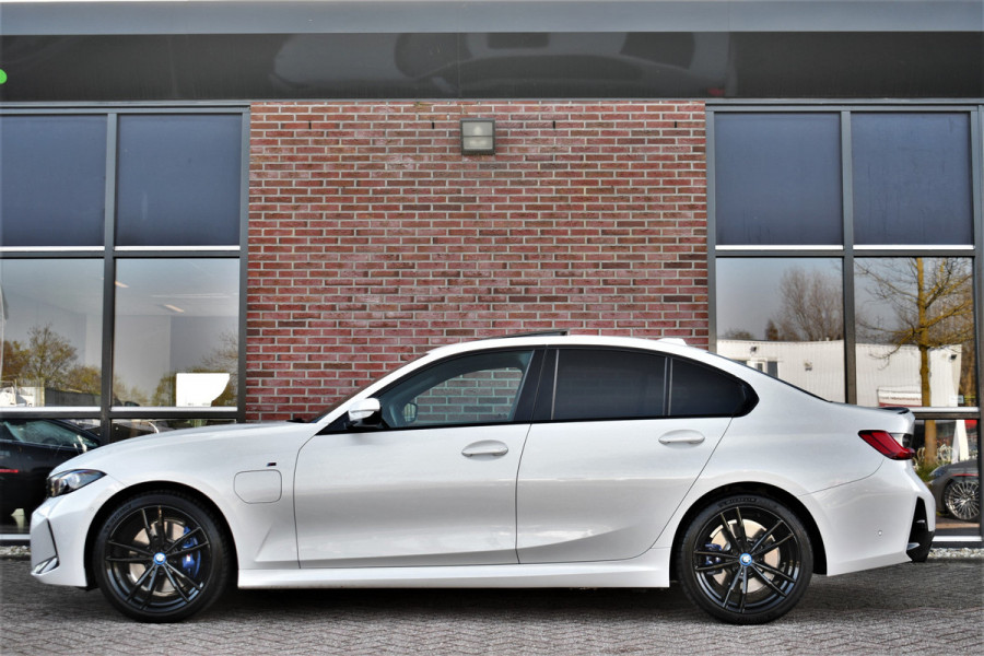 BMW 3-serie 330e xDrive M-Sport Pro Pano M-zetels ACC HUD 19inch El-klep